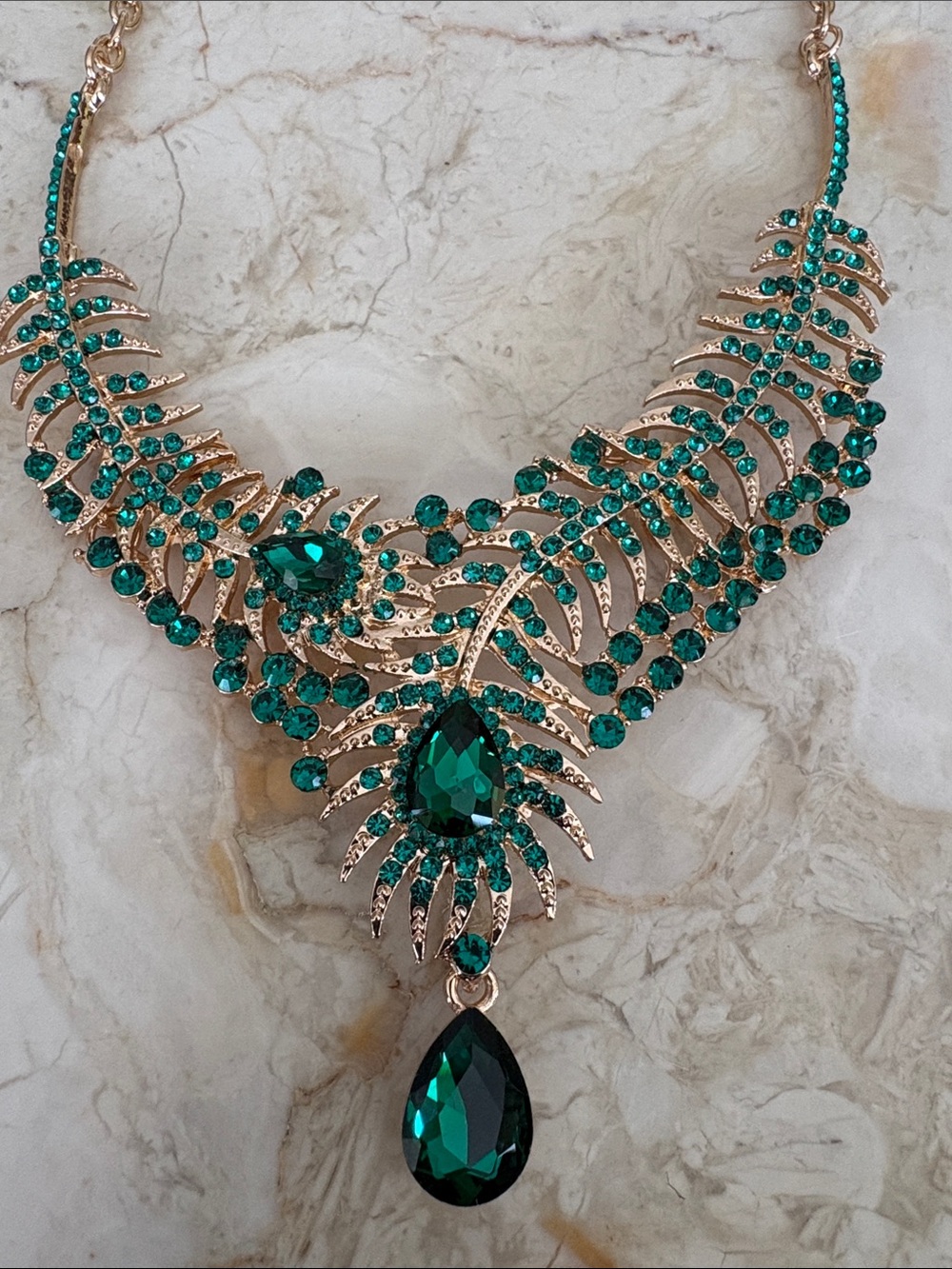 NWOT Bollywood Emerald Green Gold Tone Statement Necklace & Earrings Set - Picture 9 of 12